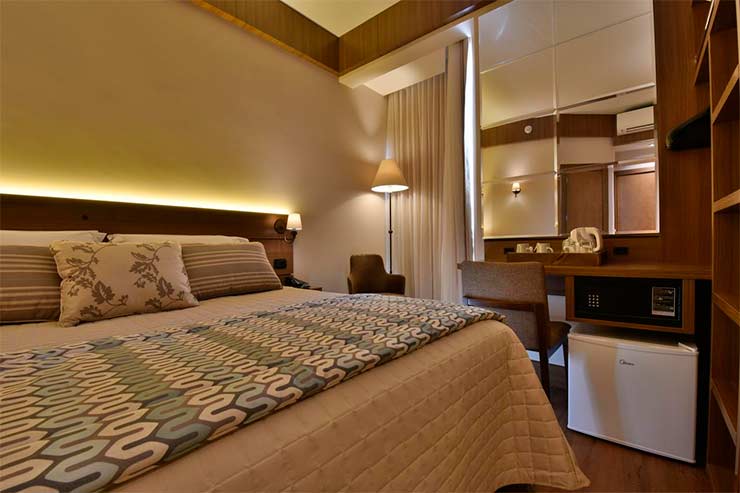 Quarto da Due Nobili com cama de casal, cofre e frigobar (Foto: Divulgação)