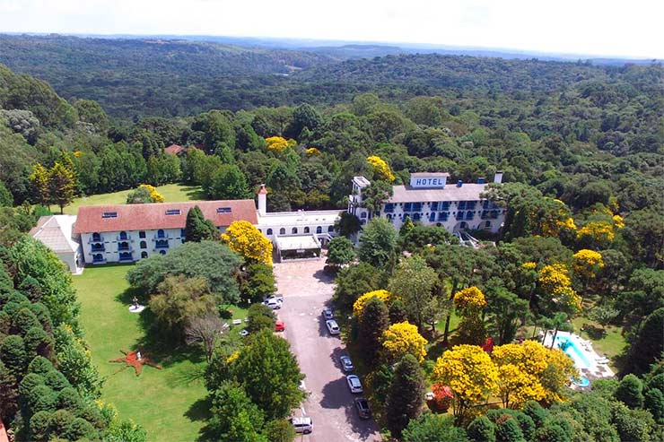 Vista aérea do Gramado Palace Hotel em meio à natureza (Foto: Divulgação)