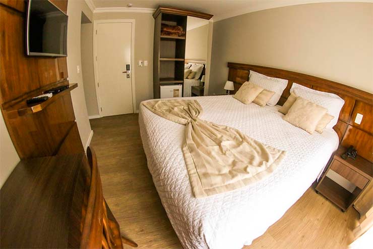 Quarto do Gramado Interlaken com cama de casal, frigobar e TV (Foto: Divulgação)