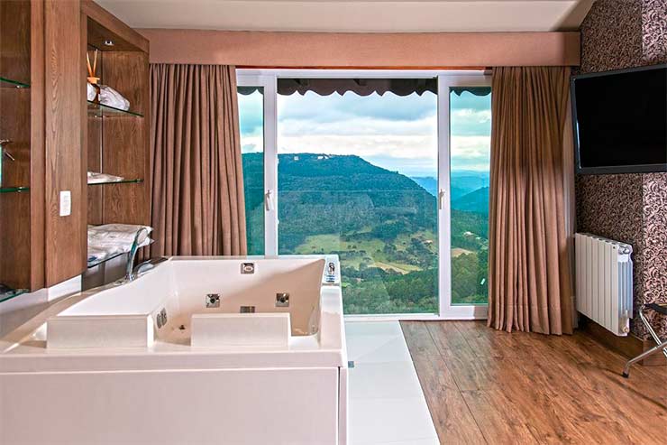 Vista do quarto do Villa Bella Hotel com banheira de hidromassagem (Foto: Divulgação)