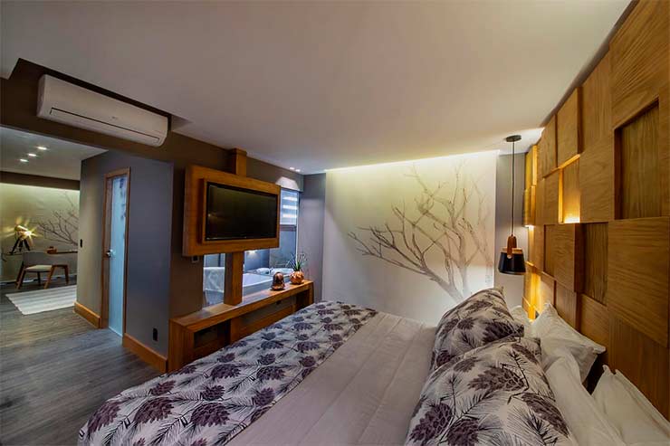 Onde ficar em Gramado: Quarto do Wood Hotel com cama de casal e decoração em tons de madeira (Foto: Divulgação)