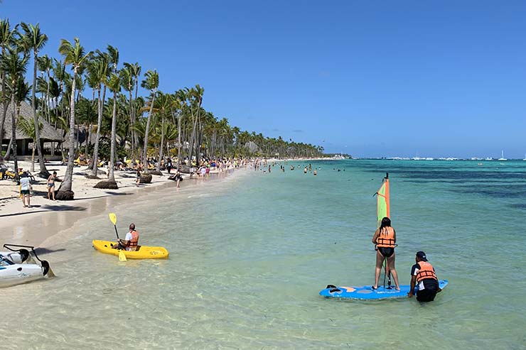 Onde fica Punta Cana? Pessoas fazem esportes aquáticos na Playa Bávaro