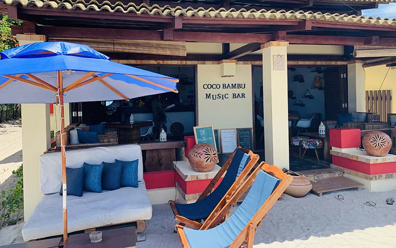 Onde comer em Boipeba: Entrada do Coco Bambu, em Moreré, com cadeiras e guarda-sol  (Foto: Esse Mundo é Nosso)