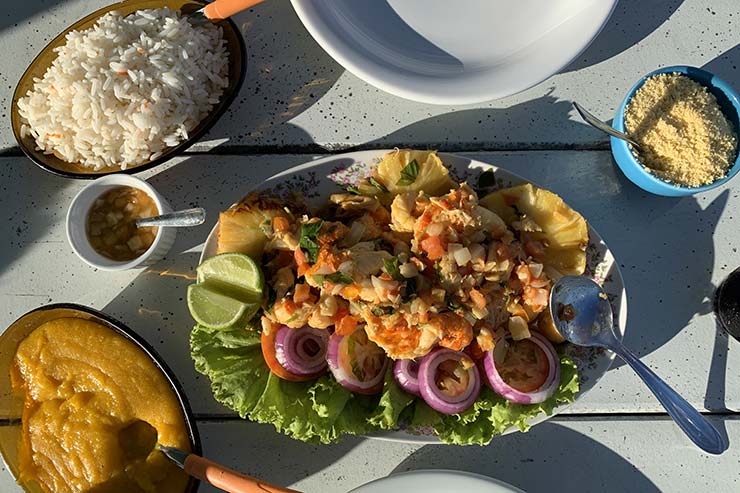 Restaurantes em Boipeba: Lagosta na manteiga com abacaxi, arroz, farofa e pirão do Estrela do Mar (Foto: Esse Mundo é Nosso)