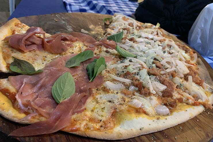 Pizza com presunto cru e queijo da pizzaria Terra Brasilis (Foto: Esse Mundo é Nosso)