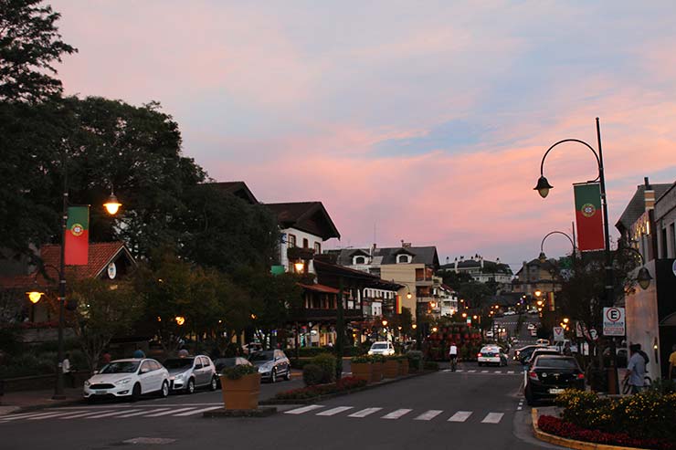 Gramado e Canela: Carros durante o pôr do sol na Borges de Medeiros (Foto: Esse Mundo é Nosso)