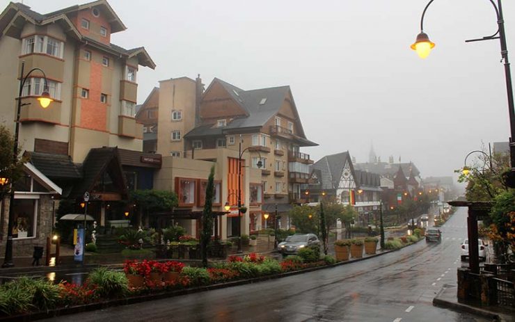 Dia chuvoso e com neblina na Borges de Medeiros em Gramado (Foto: Esse Mundo é Nosso)