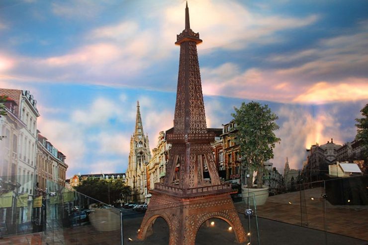Gramado e Canela: Torre Eiffel de chocolate no parque Mundo de Chocolate (Foto: Esse Mundo é Nosso)