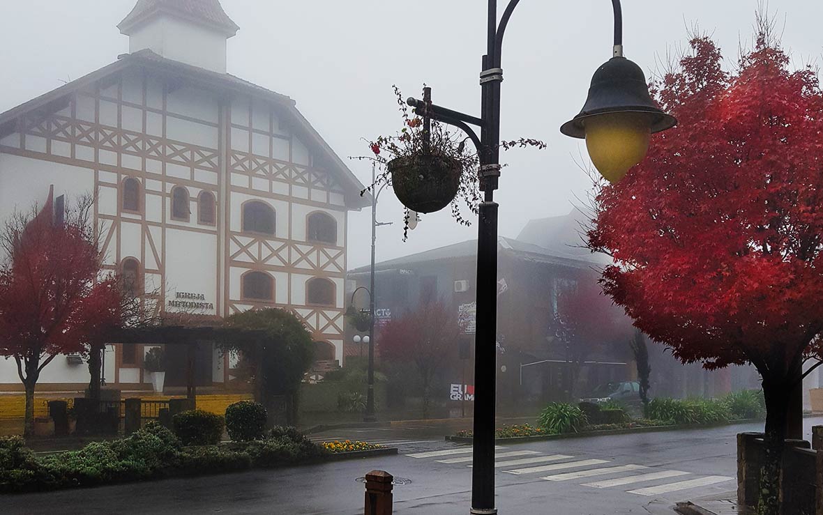 Gramado e Canela: Rua de Gramado, em frente à igreja Metodista, em um dia chuvoso e com neblina (Foto: Esse Mundo é Nosso)