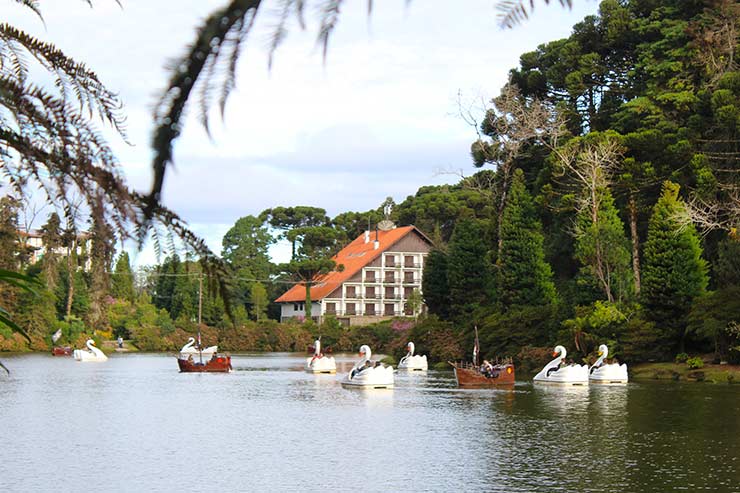 Pessoas andam de pedalinho no Lago Negro em Gramado (Foto: Esse Mundo é Nosso)