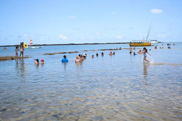 Pessoas nadando nas piscinas da Praia do Francês