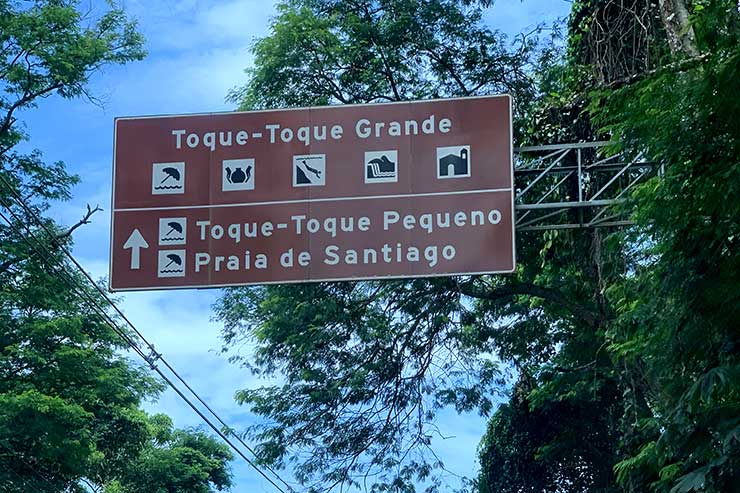 Placa sinalizando as praias de Toque Toque