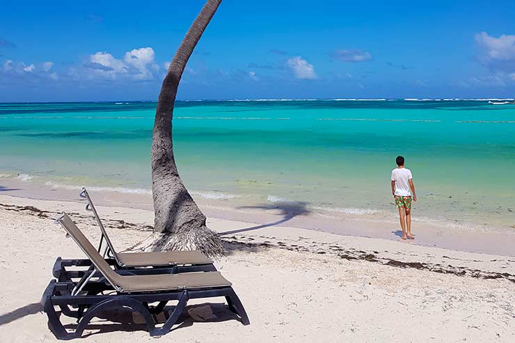 Cadeiras e pessoa no mar da Playa Bávaro em Punta Cana