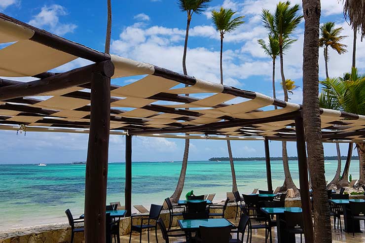 Bar com cadeiras na Playa Bávaro: dólar é a melhor moeda em Punta Cana
