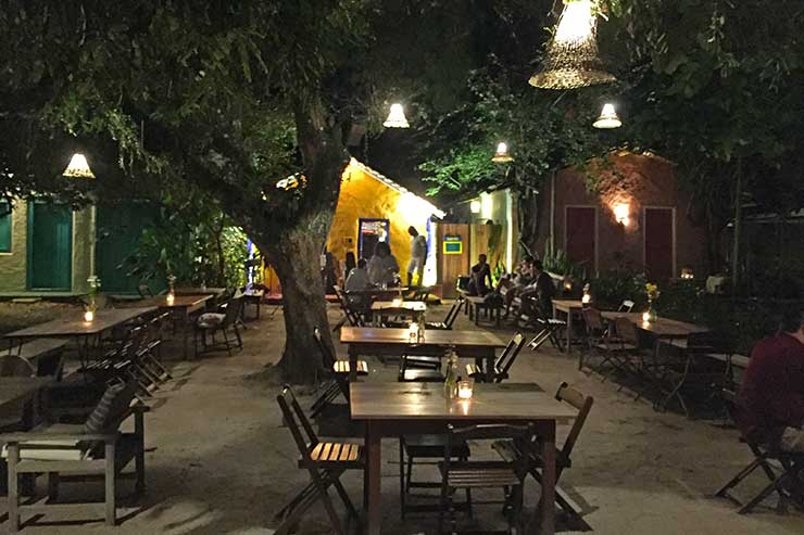 Noite em Trancoso: Restaurante com luminárias e mesas ao ar livre no Quadrado