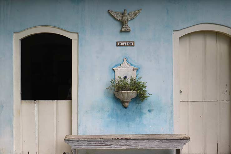Entrada da Casa Divino, com tons em azul, no Quadrado em Trancoso