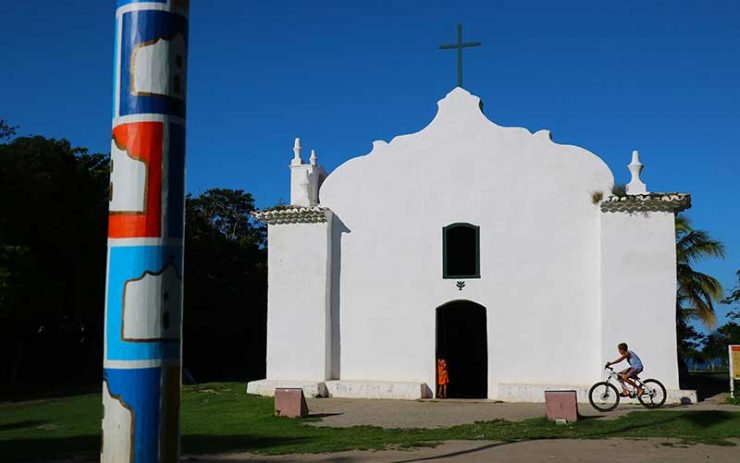 Bicicleta em frente à Igreja de São João Batista no Quadrado