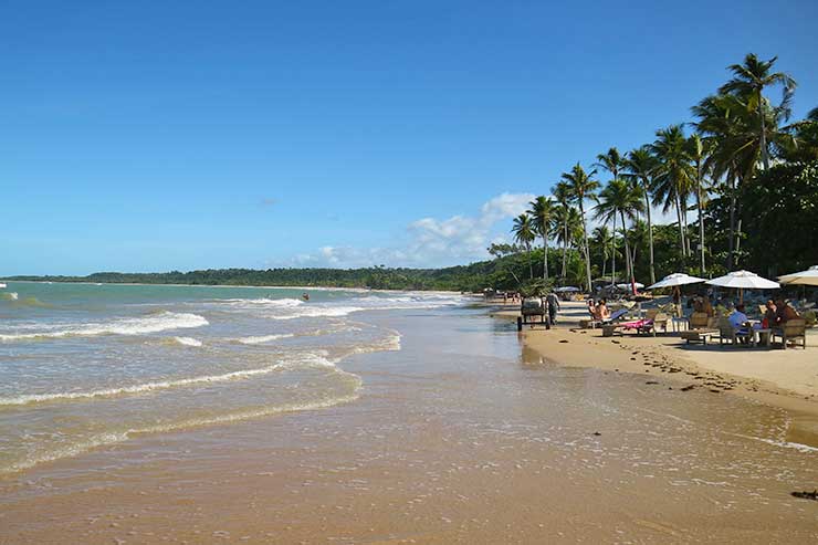 Mar, areia e beach club na Praia dos Coqueiros em Trancoso