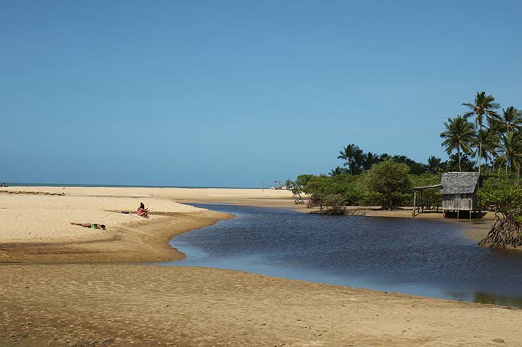 Mar ao fundo com rio e areia na Praia dos Nativos em Trancoso
