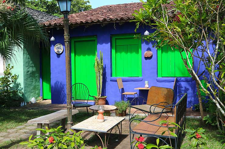 Casa Colorida com mesas e cadeiras ao ar livre no Quadrado de Trancoso