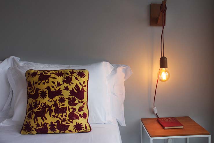 Quarto de hotel com travesseiro e lâmpada incandescente