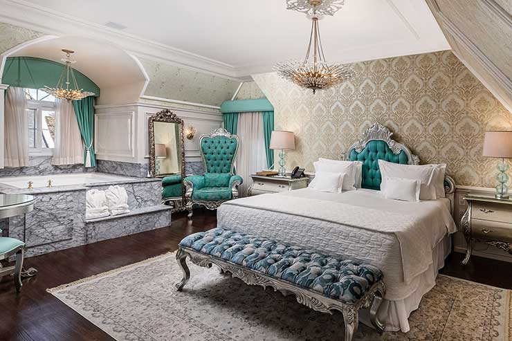 Suíte Imperial com cama de casal e banheira de hidromassagem do hotel Colline de France em Gramado (Foto: Divulgação)