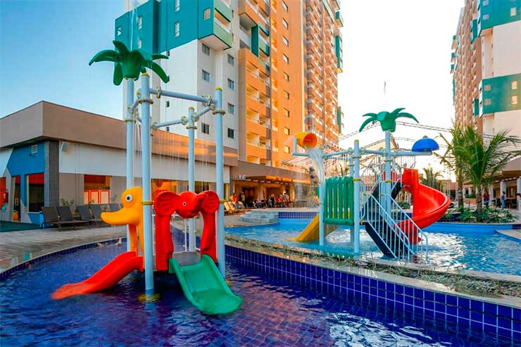 Área infantil com brinquedos na piscina do Enjoy Olímpia