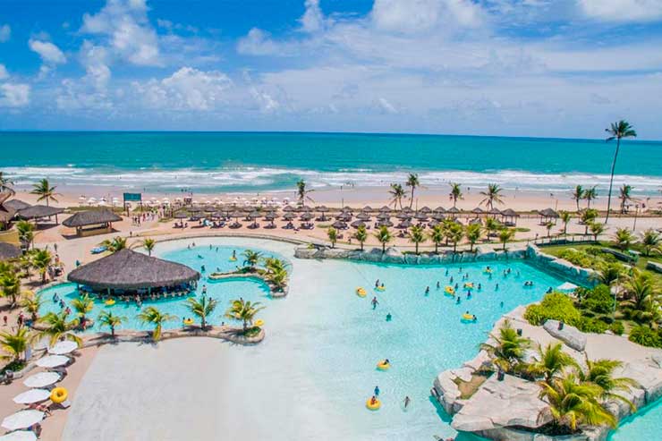 Melhor resort do Brasil: Pessoas se divertem na área da piscina do Enotel Acqua com local exclusivo em frente para o mar