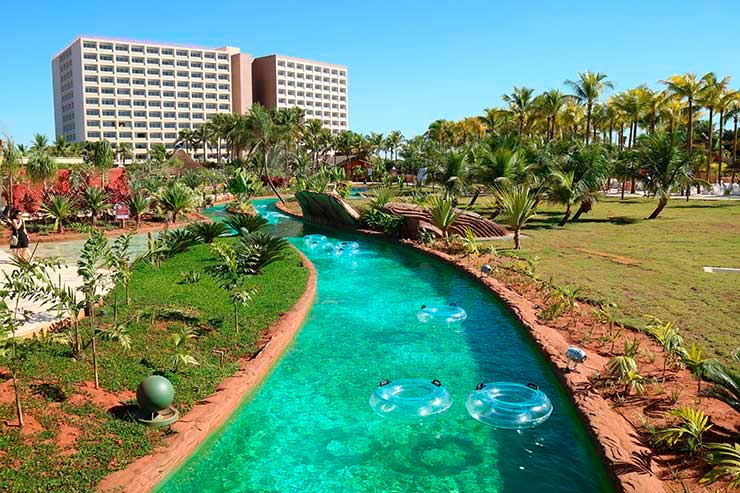 Melhor resort do Brasil: Rio artificial do Hot Beach, em Olímpia, com prédio ao fundo em dia de céu azul
