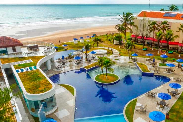 Melhor resort do Brasil: Área da piscina do Marupiara com jardim e de frente para o mar