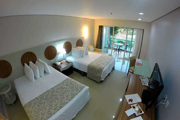 Melhor resort do Brasil: Acomodação em tons claros do Mavsa com duas camas de casal, TV e varanda