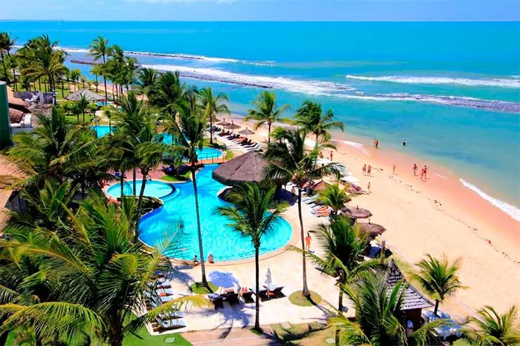 Melhor resort do Brasil: Área externa com árvores, piscinas e vista da praia do Arraial d'Ajuda Eco Resort (Foto: Divulgação)