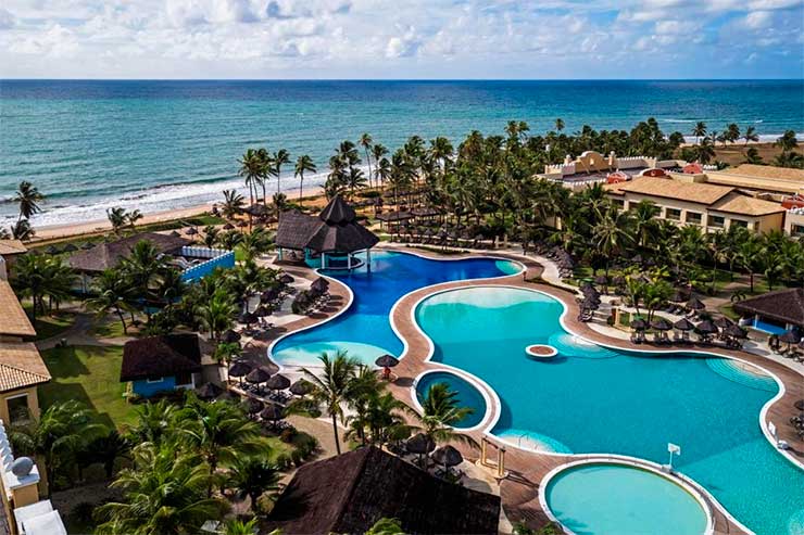 Melhor resort do Brasil: Vista aérea do Iberostar Bahia com piscinas, árvores e o mar de fundo (Foto: Divulgação)