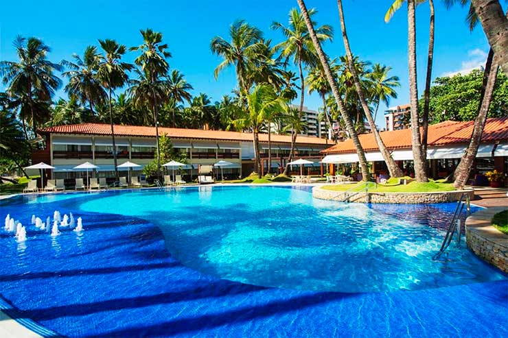 Melhor resort do Brasil: Piscina com céu azul e árvores do Jatiúca (Foto: Divulgação)