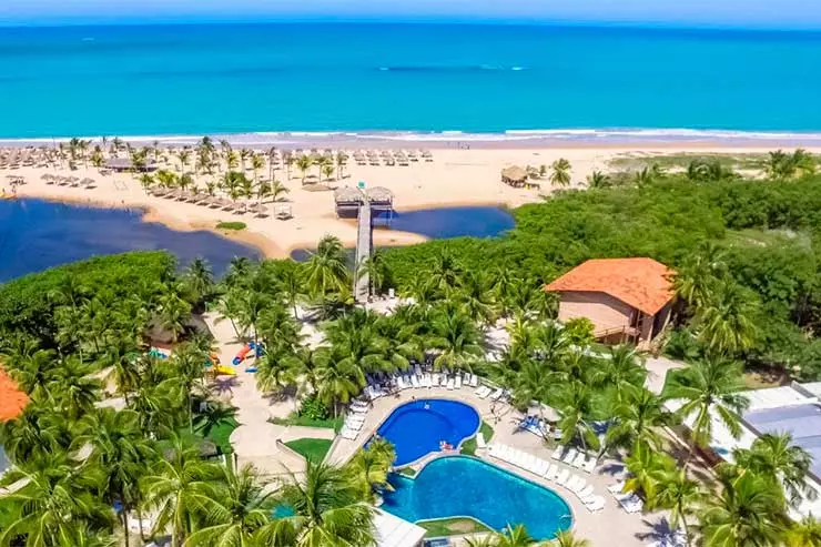 Vista aérea do Pratagy, em Alagoas, com piscinas e praia (Foto: Divulgação)