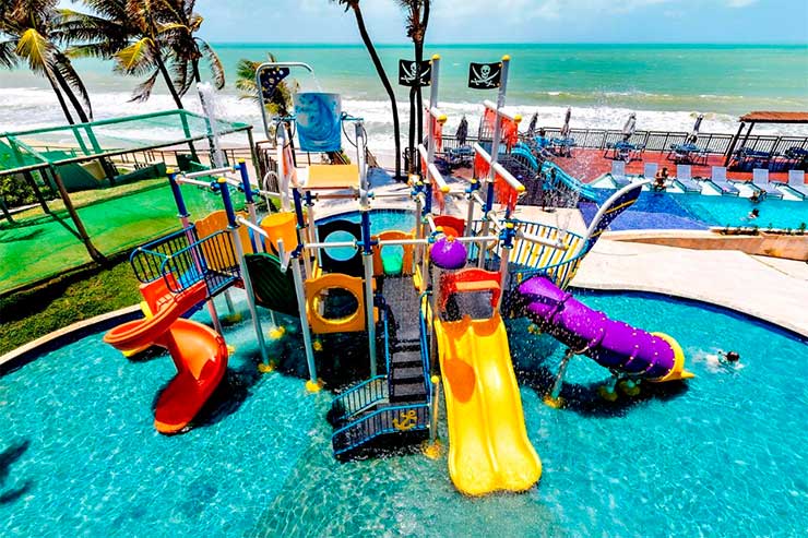 Melhor resort do Brasil: Parte infantil com brinquedos na área da piscina do Ocean Palace em frente à praia