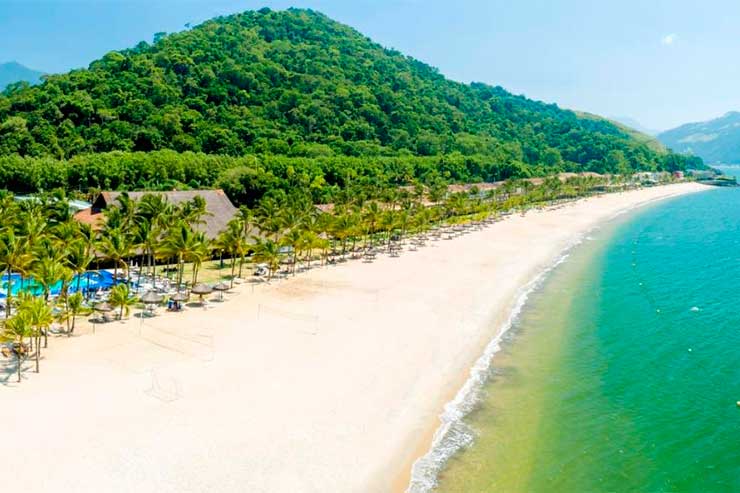 Melhor resort do Brasil: Praia em frente ao Portobello com mar esverdeado e areia branquinha