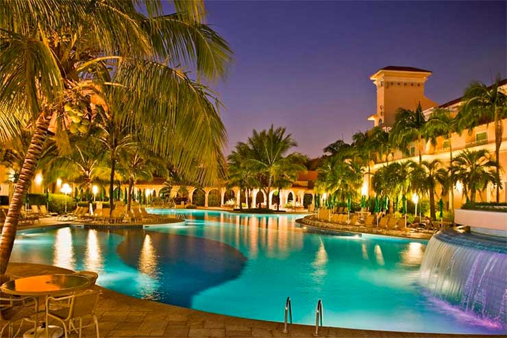 Melhor resort do Brasil: Piscina do Royal Palm com árvores ao redor e iluminação noturna