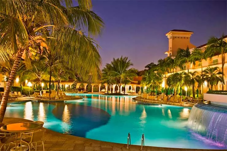 Melhor resort do Brasil: Piscina do Royal Palm com árvores ao redor e iluminação noturna