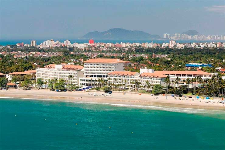 Melhor resort do Brasil: Construção do Sofitel Jequitimar, no Guarujá, visto a partir da Praia de Pernambuco em dia de céu azul