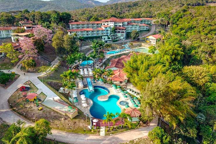 Vista aérea do Tauá Caeté com piscinas, árvores e acomodações