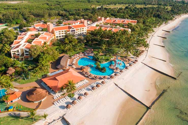 Melhor resort do Brasil: Vista aérea do Vila Galé Eco Resort do Cabo com piscina de frente para a praia, acomodações e árvores