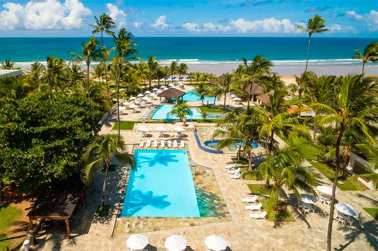 Melhor resort do Brasil: Área da piscina do Village Porto de Galinhas com jardim e praia ao fundo