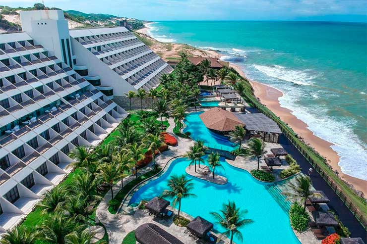 Vista aérea do Wish Resort em Natal com acomodações e piscinas de frente para a praia
