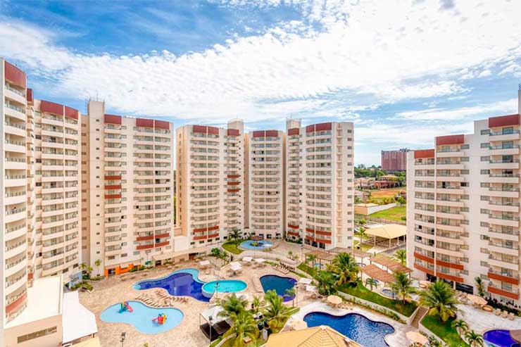 Melhor resort do Brasil: Vista aérea do Wyndham com piscinas, árvores e prédios