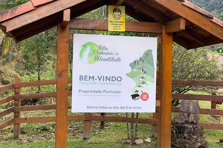 Placa dá boas vindas aos visitantes do Vale do Alcantilado em Visconde de Mauá