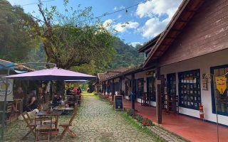 Galeria Aldeia dos Imigrantes, em Visconde de Mauá, com a loja de chocolates Tonttulakki Suklaat à direita