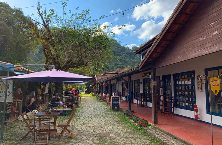 Lojinhas em meio a árvores da Aldeia dos Imigrantes em Visconde de Mauá