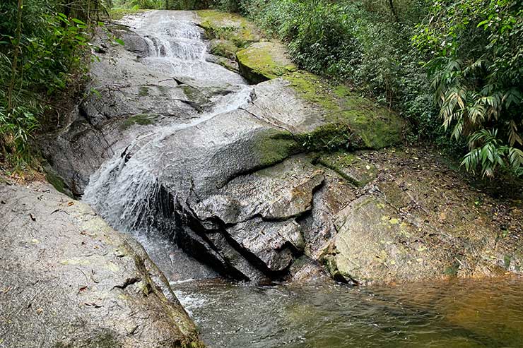 Pedras e queda d'água da Cachoeira do Açude