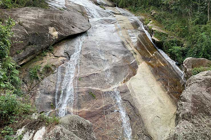Cachoeira do Alcantilado em meio às pedras no Vale do Alcantilado